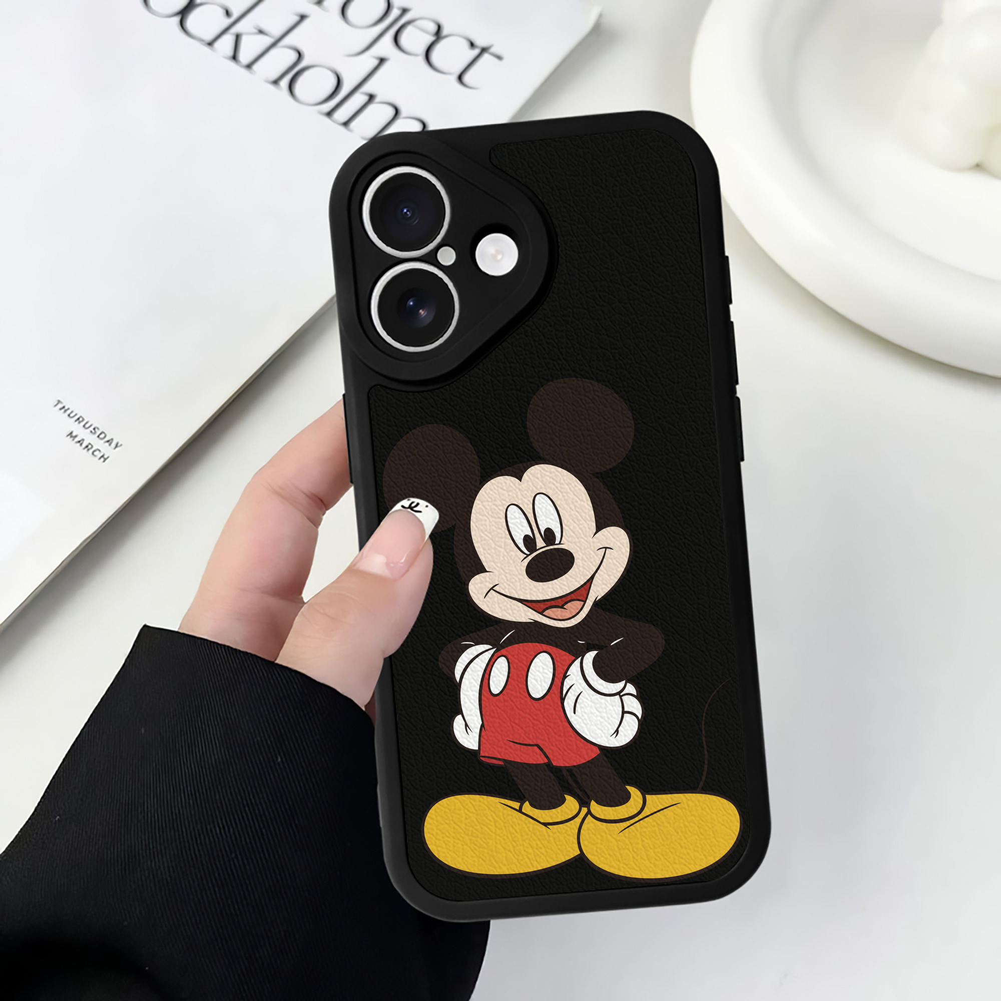 （画像用） ミッキーマウス Mickey Mouse 【iPhone 16シリーズ対応】シリコンスマホケース（レザー調） 材質：シリコン